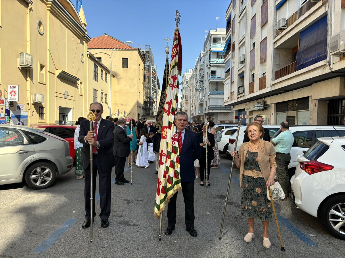 PSanRoqueSev's tweet photo. Representaciones de las tres Hermandades de nuestra feligresía en la procesión del #CorpusSanRoque https://t.co/OBra6k5orV