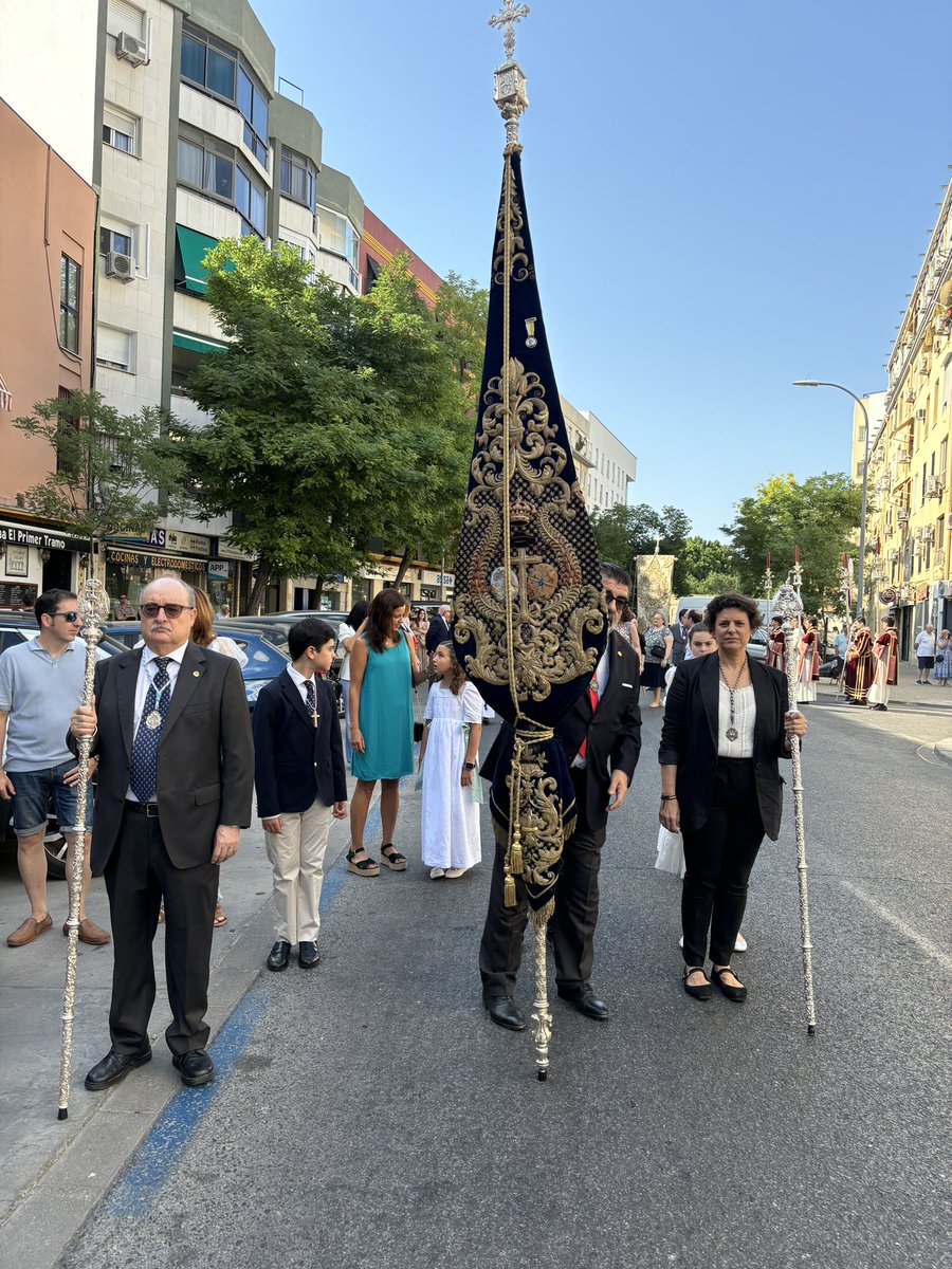 PSanRoqueSev's tweet photo. Representaciones de las tres Hermandades de nuestra feligresía en la procesión del #CorpusSanRoque https://t.co/OBra6k5orV