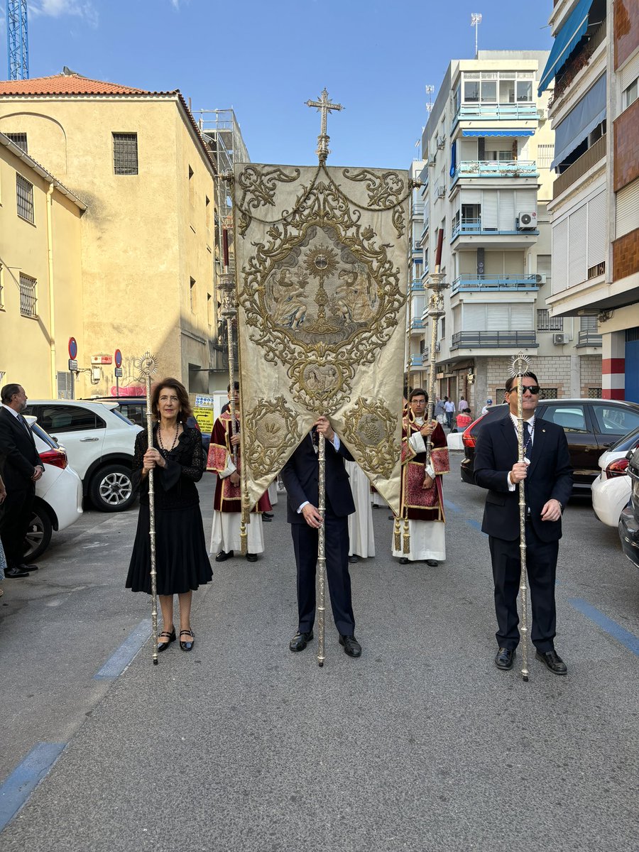 PSanRoqueSev's tweet photo. Representaciones de las tres Hermandades de nuestra feligresía en la procesión del #CorpusSanRoque https://t.co/OBra6k5orV