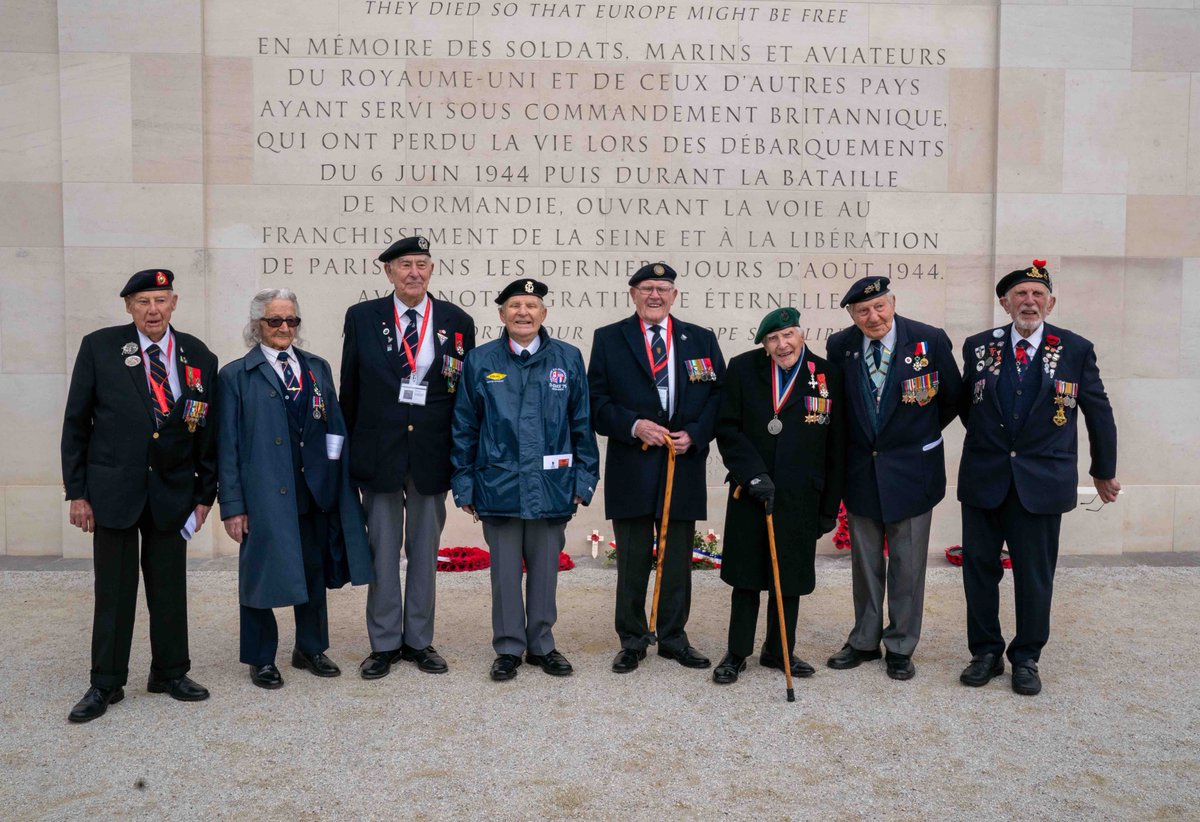 An extraordinary bunch.

For the 80th anniversary, we welcome to the Memorial Mervyn Kersh and Henry Rice, and keep in our hearts the Veterans who are sadly no longer with us. ❤️

📷<a href="/ArthurJEdwards/">Arthur Edwards</a>, October 2021

#DDay80