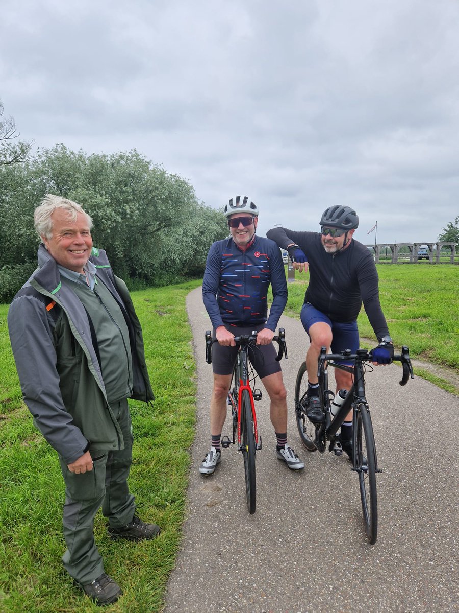 Vandaag wijzen we snelle wielrenners op de mogelijkheid gebruik te maken van de WielerRotte. Daardoor zitten langzaam en snelverkeer elkaar minder in de weg op de Rottekades.