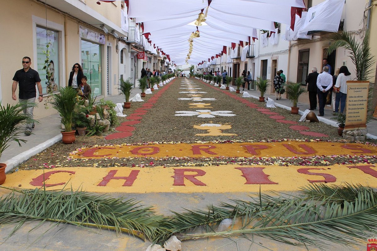 RegionGranada's tweet photo. Tapices en las calles de #Villacarrillo, provincia de #Jaén, para celebrar el #CorpusChristi que ha sido incluido en el catálogo de patrimonio histórico. También se recuperó el tradicional baile de #Seises. #RegióndeGranada, tradiciones que unen. https://t.co/LsqgUsTf71 https://t.co/kL18CdRjsW