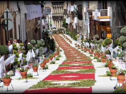RegionGranada's tweet photo. Tapices en las calles de #Villacarrillo, provincia de #Jaén, para celebrar el #CorpusChristi que ha sido incluido en el catálogo de patrimonio histórico. También se recuperó el tradicional baile de #Seises. #RegióndeGranada, tradiciones que unen. https://t.co/LsqgUsTf71 https://t.co/kL18CdRjsW