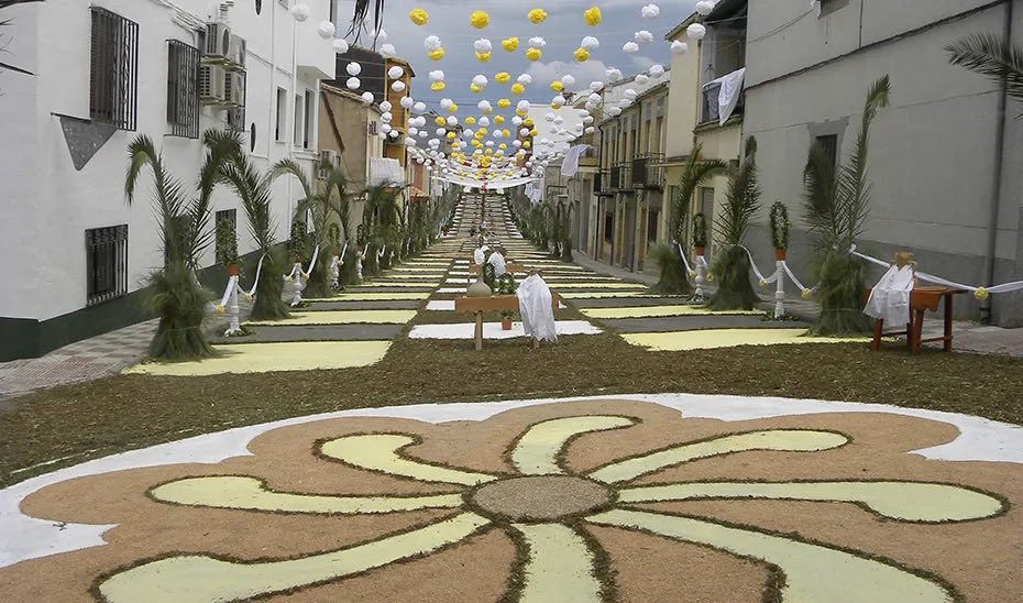 RegionGranada's tweet photo. Tapices en las calles de #Villacarrillo, provincia de #Jaén, para celebrar el #CorpusChristi que ha sido incluido en el catálogo de patrimonio histórico. También se recuperó el tradicional baile de #Seises. #RegióndeGranada, tradiciones que unen. https://t.co/LsqgUsTf71 https://t.co/kL18CdRjsW