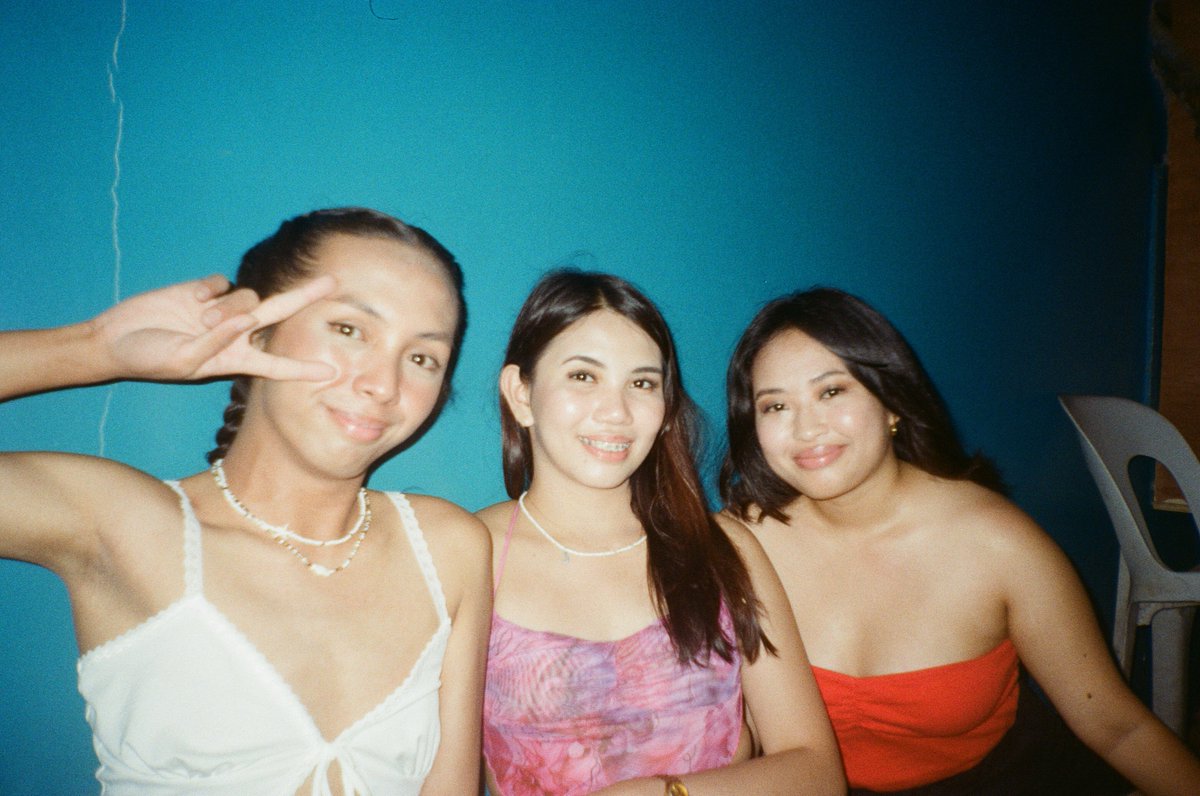 rae__naissance's tweet photo. yung 500 pesos ko lang nabili yung film cam, tapos ang ganda ko https://t.co/DvCKAs6D1B