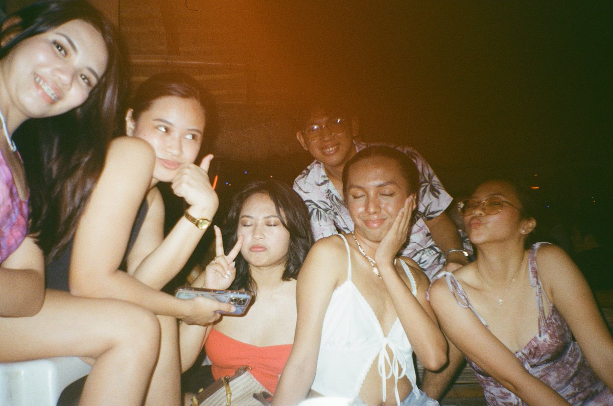 rae__naissance's tweet photo. yung 500 pesos ko lang nabili yung film cam, tapos ang ganda ko https://t.co/DvCKAs6D1B