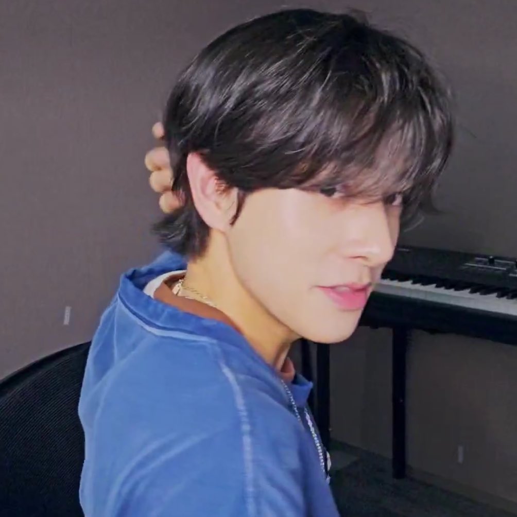 15ARCHIVEz's tweet photo. thank you for your one-day service ponytail/manbun jake 🤧 https://t.co/iQ0ZoM64q6