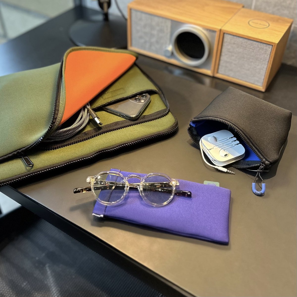 delfonics_osk's tweet photo. デルフォニックスの新しいキャリングシリーズ、「ハルプ」が登場。クッション性に優れた生地を使用しているので、ガジェットなどのデリケートなアイテムの収納に最適です。ポーチやグラスケースなど毎日持ち歩きたくなるアイテムが揃います。＃ポーチ　＃ガジェットケース https://t.co/Y5wgmX8Dnc