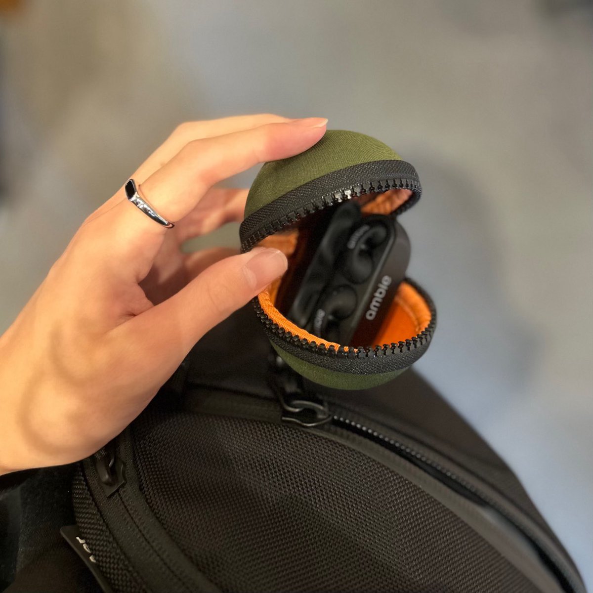 delfonics_osk's tweet photo. デルフォニックスの新しいキャリングシリーズ、「ハルプ」が登場。クッション性に優れた生地を使用しているので、ガジェットなどのデリケートなアイテムの収納に最適です。ポーチやグラスケースなど毎日持ち歩きたくなるアイテムが揃います。＃ポーチ　＃ガジェットケース https://t.co/Y5wgmX8Dnc