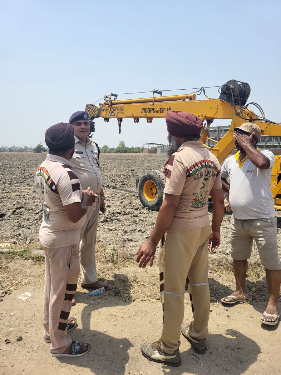 Harjinder13711's tweet photo. Dera Sacha Sauda's followers regularly aid in disaster relief. Today, after a #TrainAccident in Sirhind, Punjab, volunteers from the Satnam Ji Green S Welfare Force Wing are providing assistance.#WelfareByDSS
#ServiceForHumanity https://t.co/fdV9Rm9tAx