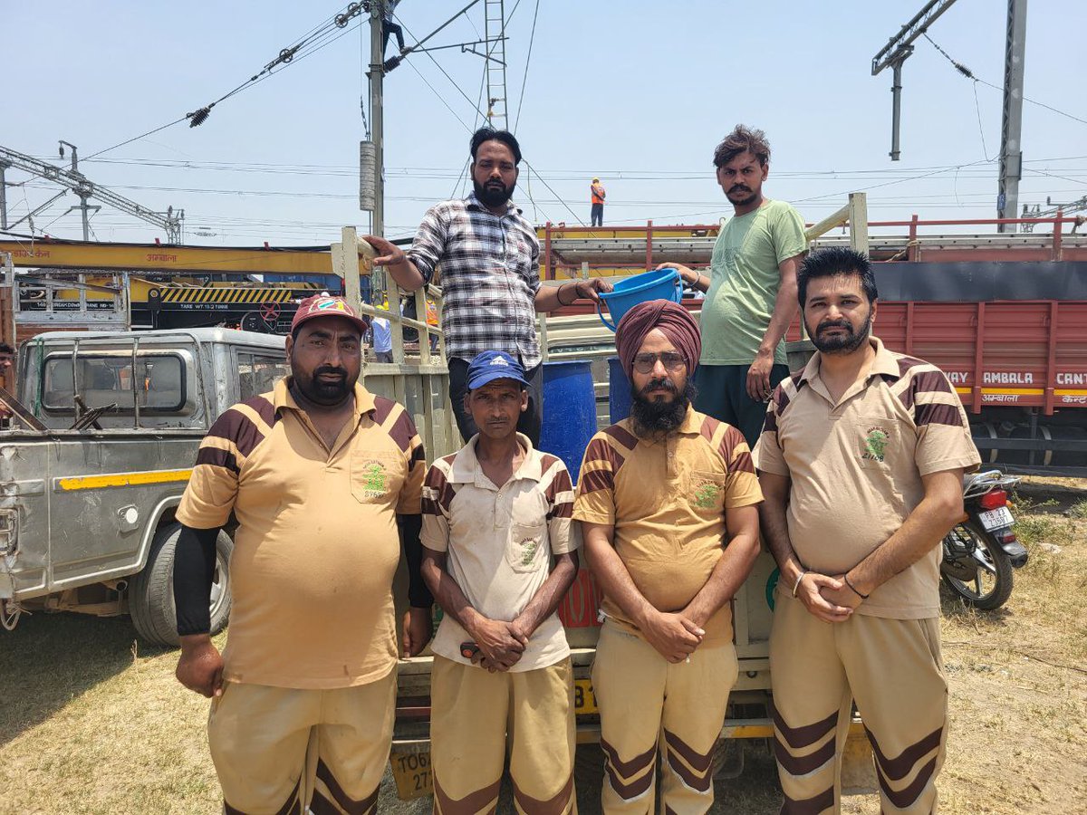 Harjinder13711's tweet photo. Dera Sacha Sauda's followers regularly aid in disaster relief. Today, after a #TrainAccident in Sirhind, Punjab, volunteers from the Satnam Ji Green S Welfare Force Wing are providing assistance.#WelfareByDSS
#ServiceForHumanity https://t.co/fdV9Rm9tAx