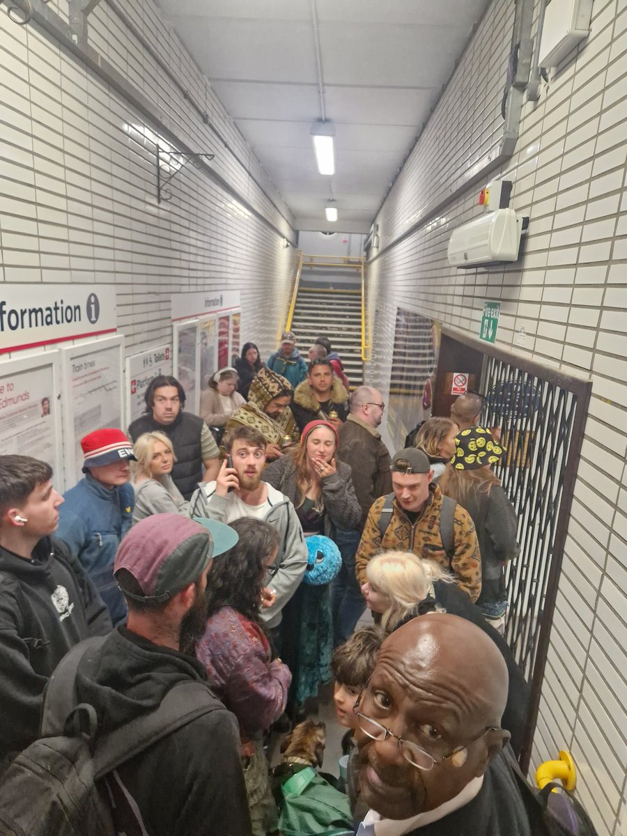 TomClark22's tweet photo. Thankyou @greateranglia for locking everyone inside the station before the last train arrived in Bury st Edmunds last night. Despite the alarm going off, no one arrived to help. People had to put themselves at risk by finding an alternative exit. @EADT24 https://t.co/uI81VGWRyJ
