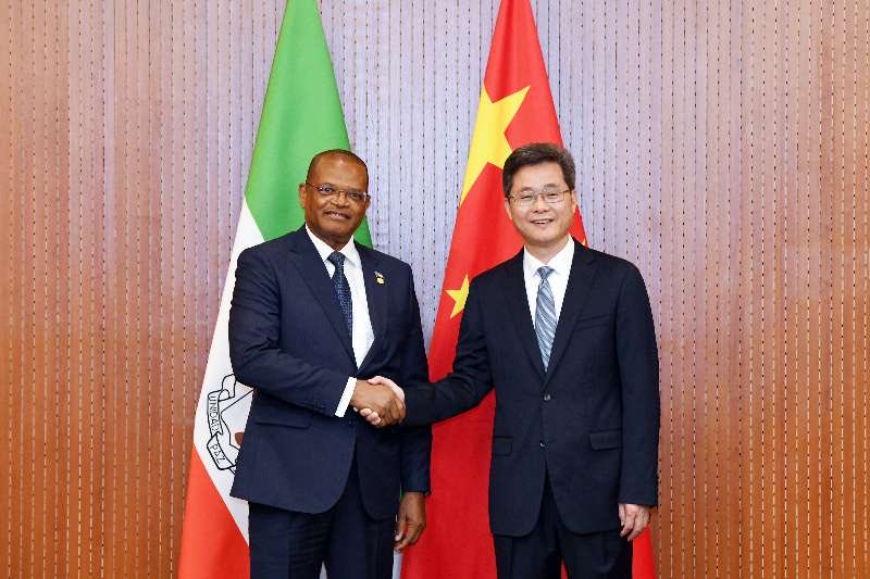 fortunatoofa's tweet photo. Hemos mantenido un grato y fructífero encuentro con mi homólogo el Ministro de Hacienda de China. Pudimos abordar con franqueza diversos temas relacionados a la cooperación financiera entre nuestros dos países. Los resultados han satisfecho con creces nuestras expectativas. https://t.co/uIuKLR8oOw