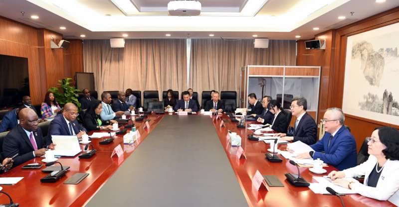 fortunatoofa's tweet photo. Hemos mantenido un grato y fructífero encuentro con mi homólogo el Ministro de Hacienda de China. Pudimos abordar con franqueza diversos temas relacionados a la cooperación financiera entre nuestros dos países. Los resultados han satisfecho con creces nuestras expectativas. https://t.co/uIuKLR8oOw