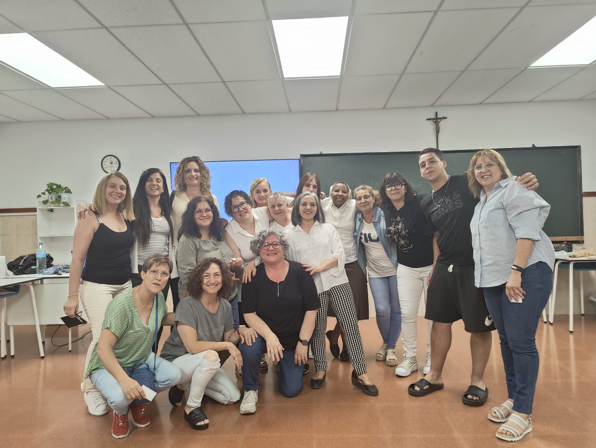 CMTVendrell's tweet photo. Ahir dissabte, el personal de serveis del col·legi va rebre una “Formació Coaching” a càrrec de la psicòloga i coach Neus Navarro. Ha estat tot un èxit. 👏👏👍
#CMT #SCV #ElVendrell #EscolesBaixPenedès #EducantelCORdelacomarca #Coaching https://t.co/pjKpFckcSf