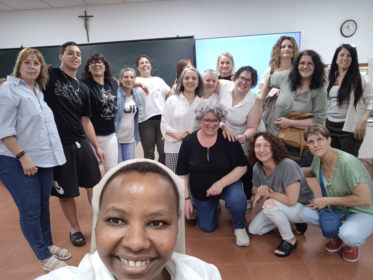CMTVendrell's tweet photo. Ahir dissabte, el personal de serveis del col·legi va rebre una “Formació Coaching” a càrrec de la psicòloga i coach Neus Navarro. Ha estat tot un èxit. 👏👏👍
#CMT #SCV #ElVendrell #EscolesBaixPenedès #EducantelCORdelacomarca #Coaching https://t.co/pjKpFckcSf