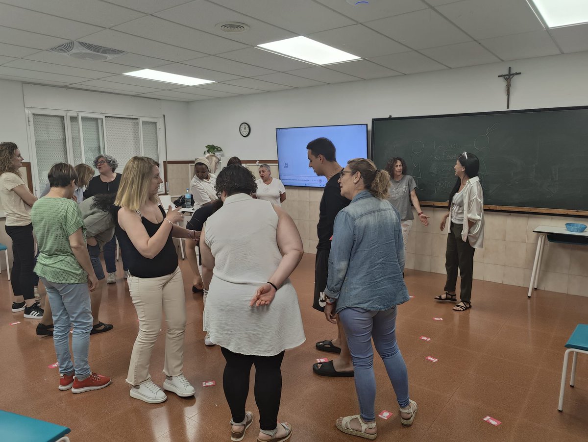 CMTVendrell's tweet photo. Ahir dissabte, el personal de serveis del col·legi va rebre una “Formació Coaching” a càrrec de la psicòloga i coach Neus Navarro. Ha estat tot un èxit. 👏👏👍
#CMT #SCV #ElVendrell #EscolesBaixPenedès #EducantelCORdelacomarca #Coaching https://t.co/pjKpFckcSf