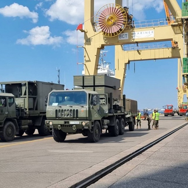 DacianDracoMW3's tweet photo. Interesting insights of🇷🇴 mid air-defence selection process:
- having more rockets matters (IRIS-8, KP-SAM 8, NASAMS 6, VL MICA 4)
- vertical and horizontal max ranges each matter (KP-SAM, IRIS, NASAMS, MICA)
- min ranges matter too (here hierarchy unclear)
- having both IR/RF matters (NASAMS MICA, KP-SAM, IRIS)
- price is 60% as important as all specs (IRIS, NASAMS MICA KP-SAM) 
- who delivers 1st system fastest matters (here its a wildcard)

my conclusion: MICA is uncompetitive, KP-SAM good but uncompetitive Patriot-like multi-million missile price (which as a rule of thumb is 80% of a complete system's cost)

NASAMS and IRIS-T are the main competitors, if we exclude the rest we will see the duel clearly and IRIS will be slightly stronger in 3 technical departments and very importantly price, NASAMS will be very strong in 1 technical department. 

While both are good selling systems, it is definitely a hard pick. It can go either way when we factor in delivery. I wouldn't be sad if NASAMS wins understandably but also IRIS-T is more potent overall and more economical which could mean more missiles. Both are good