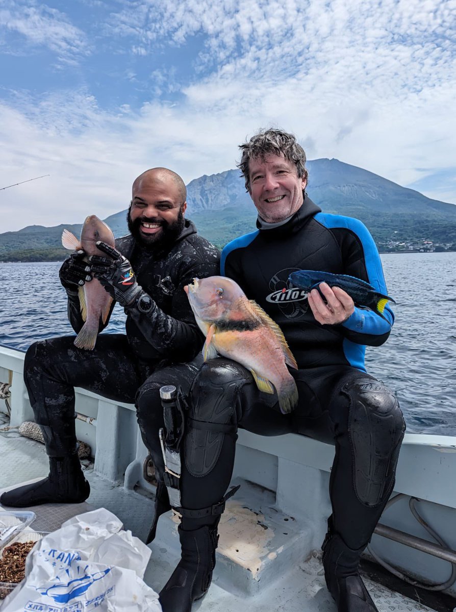 Just a couple of wrasse wranglers in front of an active volcano. Collected several species that are new to our large CT scan and stable isotope dataset!
#backdatwrasseup