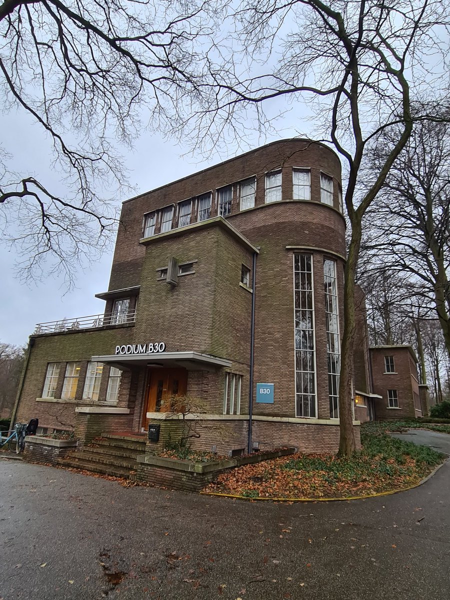 De voorbereidingen voor onze zes #voorstellingen <a href="/ArnhemsBuiten/">ArnhemsBuiten</a> in gebouw B30 zijn on volle gang. Woensdag is de generale en donderdag 'gaan we los' met "Waterdragers". Er zijn nog kaarten dus bestel snel een plek op toneelgroeparnhem.nl en kijken ... en luisteren!