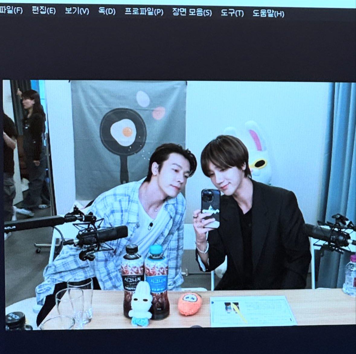 shfly3424's tweet photo. You will be happy in June, right? @YESUNG_smtown https://t.co/g8BeMnK1Ou