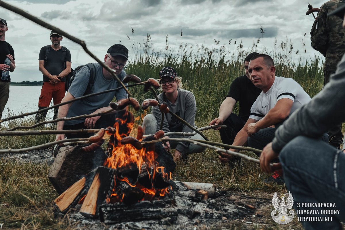 Wczoraj w 3 Podkarpackiej Brygadzie OT odbyło się jednodniowe szkolenie otwarte w ramach programu 'Trenuj z Wojskiem'. Najlepsi instruktorzy brygady pokazywali uczestnikom podstawowe techniki wojskowe, m.in.: 👉 posługiwania się sprzętem saperskim, 👉 rzutu