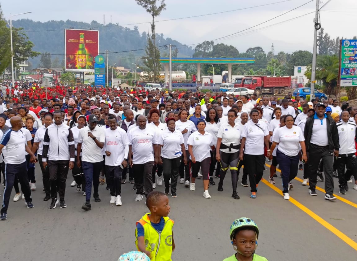 MusanzeDistrict's tweet photo. Twifatanije n'abari n'abategarugori muri siporo ya bose idasanzwe tugamije kubashishikariza  kuyitabira. yitabiriwe na Governor w'intara y'Amajyaruguru @gahundemaurice , Umuyobozi wa @MusanzeDistrict siporo yatangiriye ku kigo cy'urubyiruko yerekeza kuri sitade Ubworoherane. https://t.co/Qr1UvDE8Rj