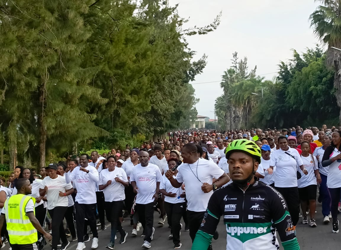 MusanzeDistrict's tweet photo. Twifatanije n'abari n'abategarugori muri siporo ya bose idasanzwe tugamije kubashishikariza  kuyitabira. yitabiriwe na Governor w'intara y'Amajyaruguru @gahundemaurice , Umuyobozi wa @MusanzeDistrict siporo yatangiriye ku kigo cy'urubyiruko yerekeza kuri sitade Ubworoherane. https://t.co/Qr1UvDE8Rj