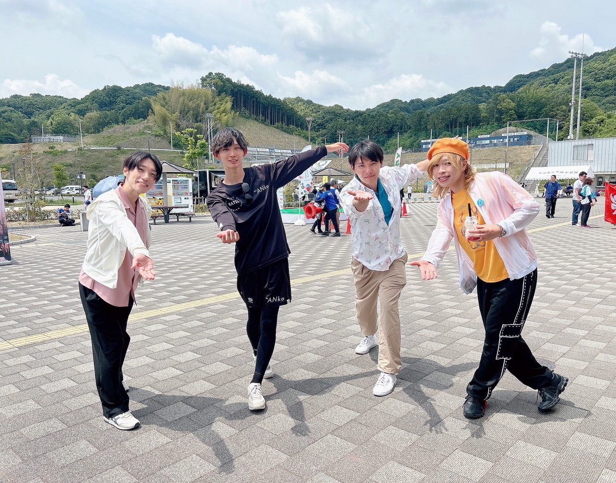 muko2kc's tweet image. 世界のカワノ @yasutada_molkky 選手との邂逅。FMルピナスでは、ありがとうございました。

函館世界大会に向けて、共にモルックアイドルの活動を仕掛けていきます。

それにしてもカワノ選手、混ざるともはやmuko²メンバーのよう🥰
#第2回モルックジャパンオープン