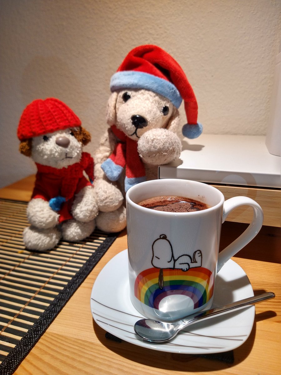 Hallo Twi...X!
Da hab ich ja fast vergessen, dass wir Regenbogen-Monat haben. Das ist, weil ich ja immer ne Regenbogenfahne dran hab. Also, feiert schön.
Und habt einen schönen Morgen. Kakao ist schon fertig!

Liebe Grüße vom Hundi!