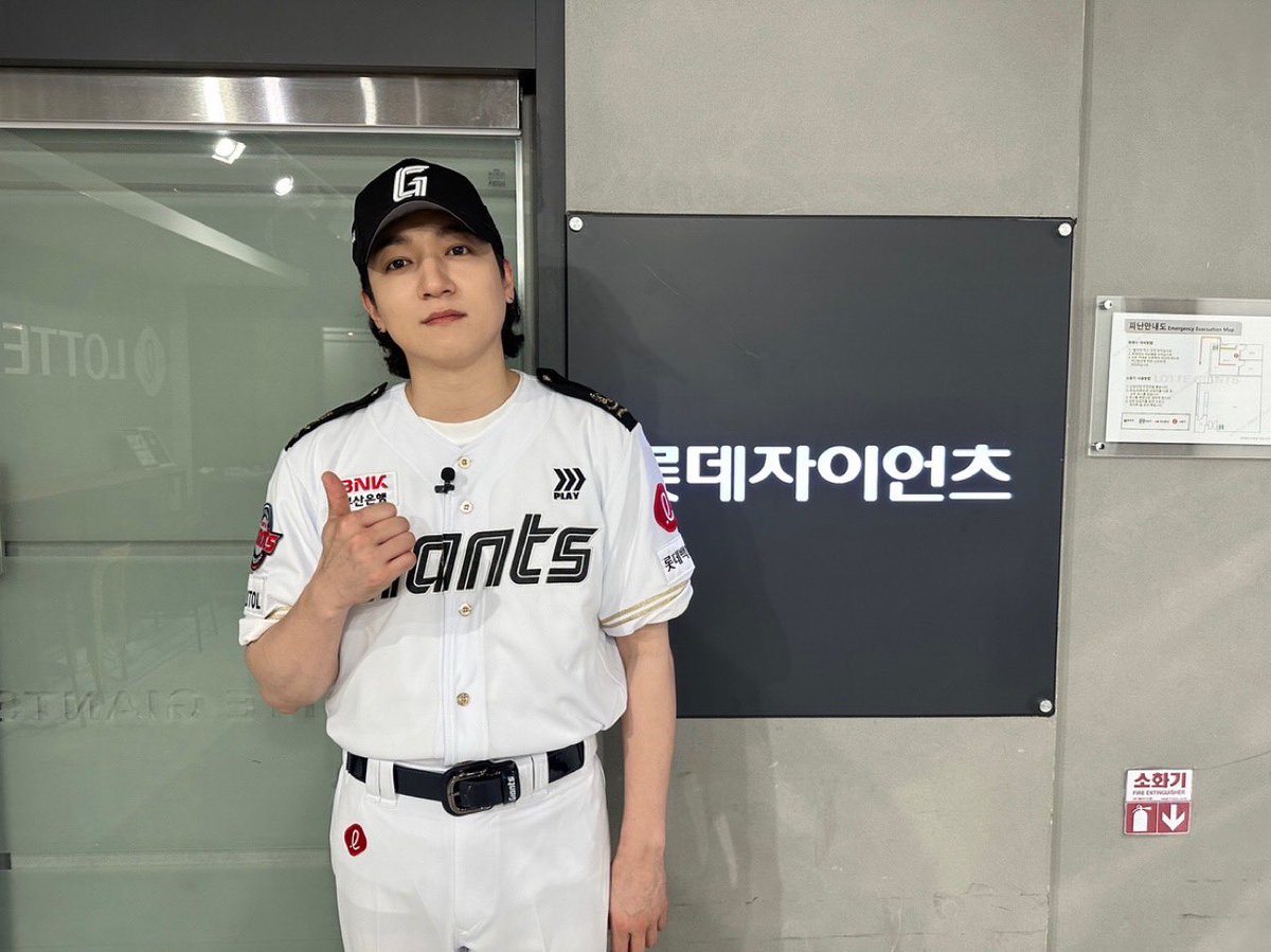 [ #DAY6_BEHIND ]

롯데자이언츠와 함께라
꿈만 같았던 오늘🐻⚾

시구석에 설 수 있어
영광이었습니다!🙌

#DAY6 #데이식스
#성진 #SUNGJIN
#롯데자이언츠