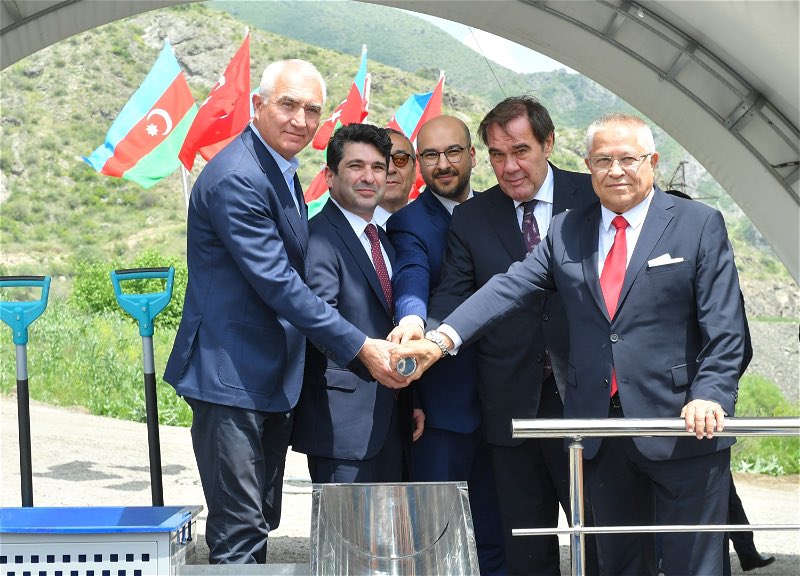 AybanizIsm's tweet photo. 🇦🇿🇹🇷 Companies from #Azerbaijan & #Türkiye broke ground for a HPP in #Lachin, 1 of 5️⃣ small plants to be built in Kalbajar & Lachin by 2025: 1️⃣3️⃣.8️⃣ MW of total power generation capacity & 3️⃣0️⃣ years of lifespan #LightForFuture #LightOfPeace https://t.co/ln0PjsYHzR