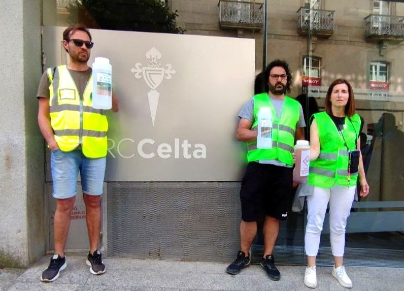 augaevida's tweet photo. Membros de Ecoloxistas en Acción e da plataforma entregaMOS a sede do Celta de botellas con auga do mone de Tameiga e dunha garrafa con auga residual do vertido da Afouteza, para deste xeito visibilizar a grave ameaza que é este vertido contaminante para os seus mananciais. https://t.co/sRiht6DMzm