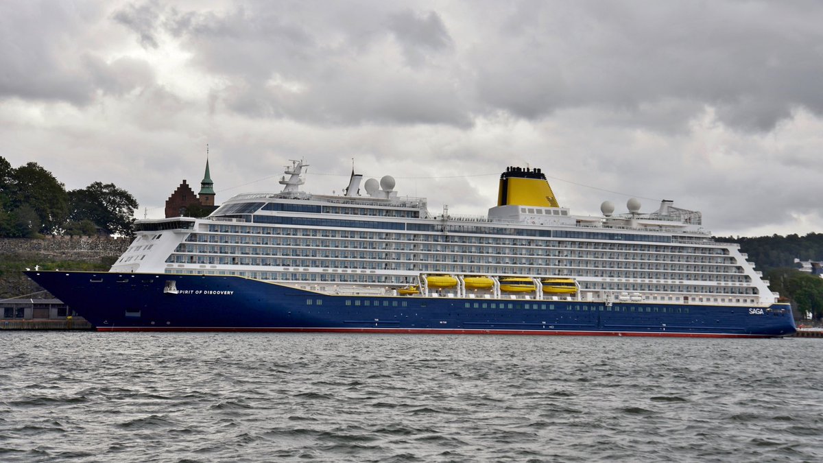 ronniecowan's tweet photo. We have the Jumbo Jubilee delivering cranes to Peel Ports, the Heinrich Ehler container ship berthed along side the Regal Princess cruise ship. And I spy the Spirit of Discovery across the water at Sandbank. Nice to see the Clyde getting busier. ❤️🏴󠁧󠁢󠁳󠁣󠁴󠁿 https://t.co/YUZWorm8Re