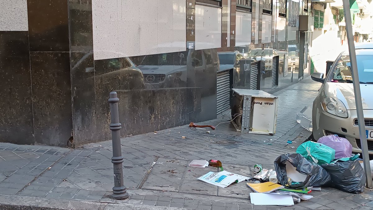 EscuderoJosem's tweet photo. Además de las habituales bolsas con desperdicios y otras mierdas, hoy tenemos una Nevera en la acera. @jmd_usera habrá que ir pensando en tomar medidas serias.  #Usera quiere limpieza para una buena convivencia. https://t.co/sQPE9gjaxL