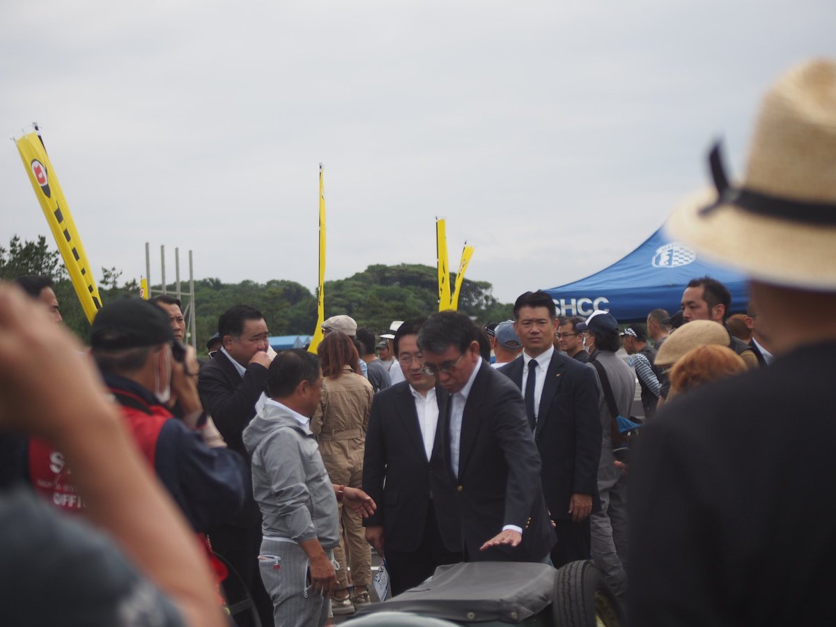 TTriumphers's tweet photo. 今朝は大磯ロングビーチまで湘南ヒストリックカークラブ主催のジムカーナ大会見学

河野太郎大臣もお見えになられました。

#河野太郎 #湘南ヒストリックカークラブ #クラシックカー #ジムカーナ #大磯ロングビーチ https://t.co/164cqnxnFM