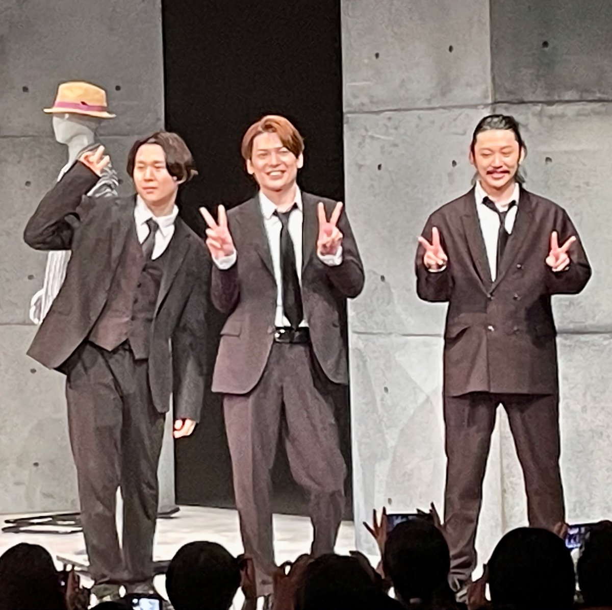 3人だけで95分休む間もなくぶっ続けで世界を作っていく技術と演出…シンプルなのに色んな時間と空間に変化する舞台セット…口コミ見て急遽観劇したんだけど、決断して本当に良かった!3人だけとは思えない圧倒的な熱量のすんごい舞台を与えてくれてありがとうございました…!!!
 #かいむす目撃 