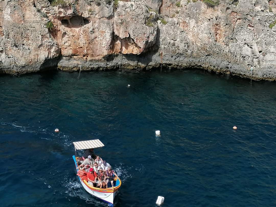 skymanuelima's tweet photo. Wied Iz-Zurrieq é um bairro numa pequena enseada com muitos restaurantes, uma torre de vigia histórica e é, também, o local de onde partem os barcos p passeios até a maravilhosa #GrutaAzul. A área também goza de vistas fantásticas sobre o ilhéu de Filfla. #Wied_Iz_Zurrieq #Malta https://t.co/x7aQA41N7f