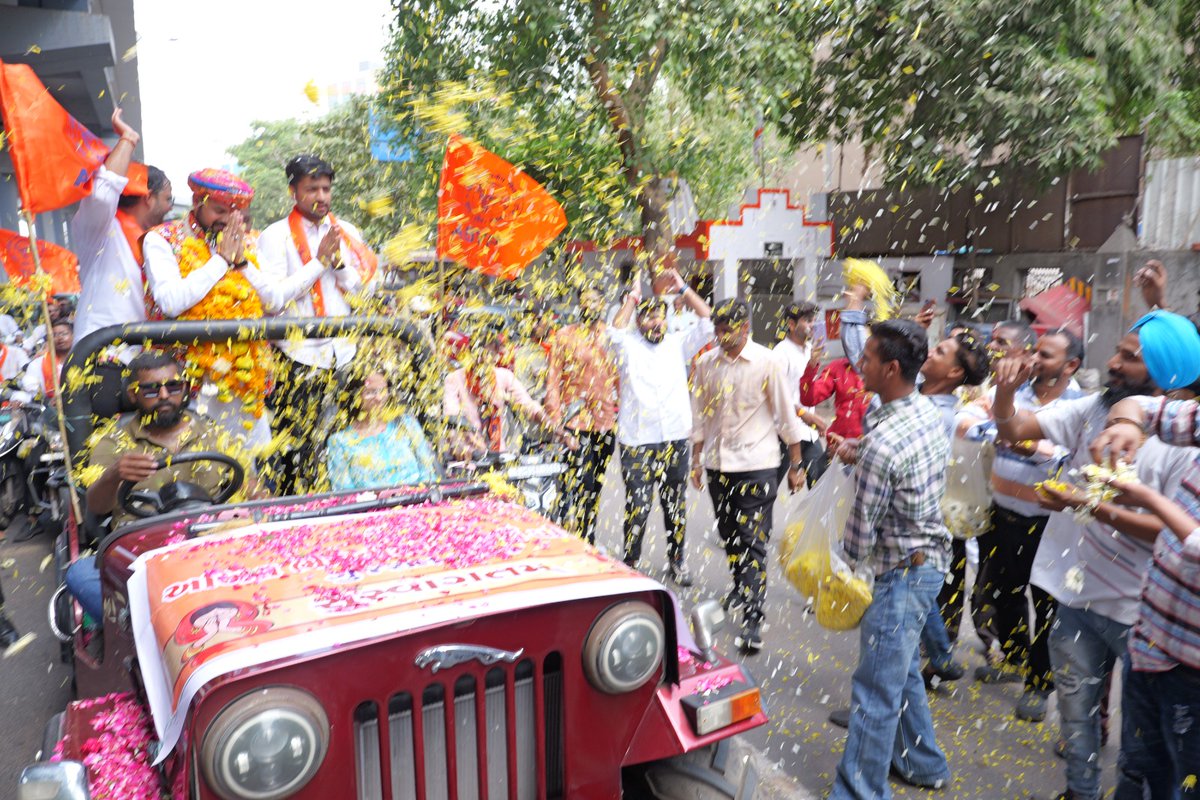गुजरात के सूरत में आयोजित होने जा रही अभाविप की राष्ट्रीय कार्यकारी परिषद बैठक हेतु सूरत पंहुचने पर राष्ट्रीय महामंत्री श्री <a href="/yagywalkya/">Yagywalkya Shukla 🇮🇳 याज्ञवल्क्य</a> का स्थानीय कार्यकर्ताओं ने जोरदार स्वागत किया।
#ABVPNECSurat