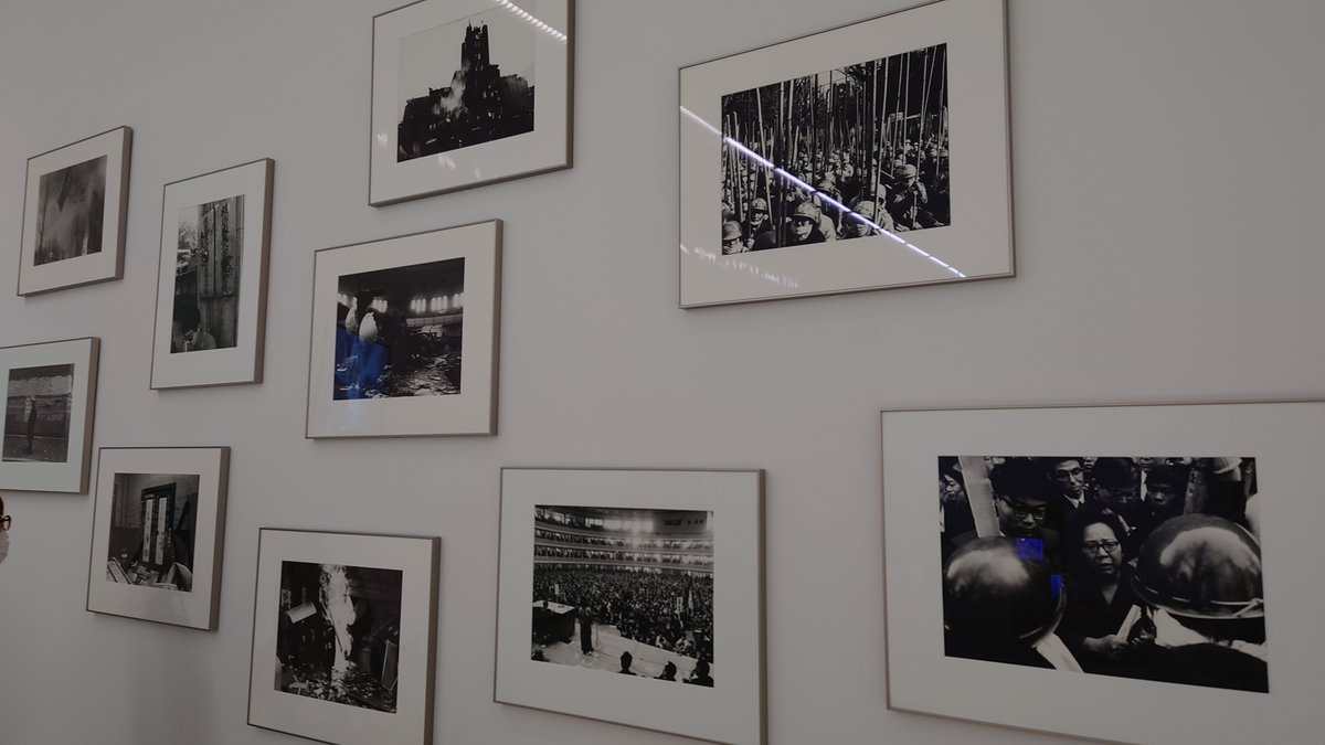 watch_dog_timer's tweet photo. 横浜トリエンナーレ、第一回から全て見続けてきましたが、以前書い通り「2000年代アートバブルの完全終了」が宣言されたかのような会だった。文字と映像に頼った作品と呼べないプロパガンダのオンパレード。ペッパーに語らせる文章はアートではない。さようならトリエンナーレ。 https://t.co/bOLzk1BhEW