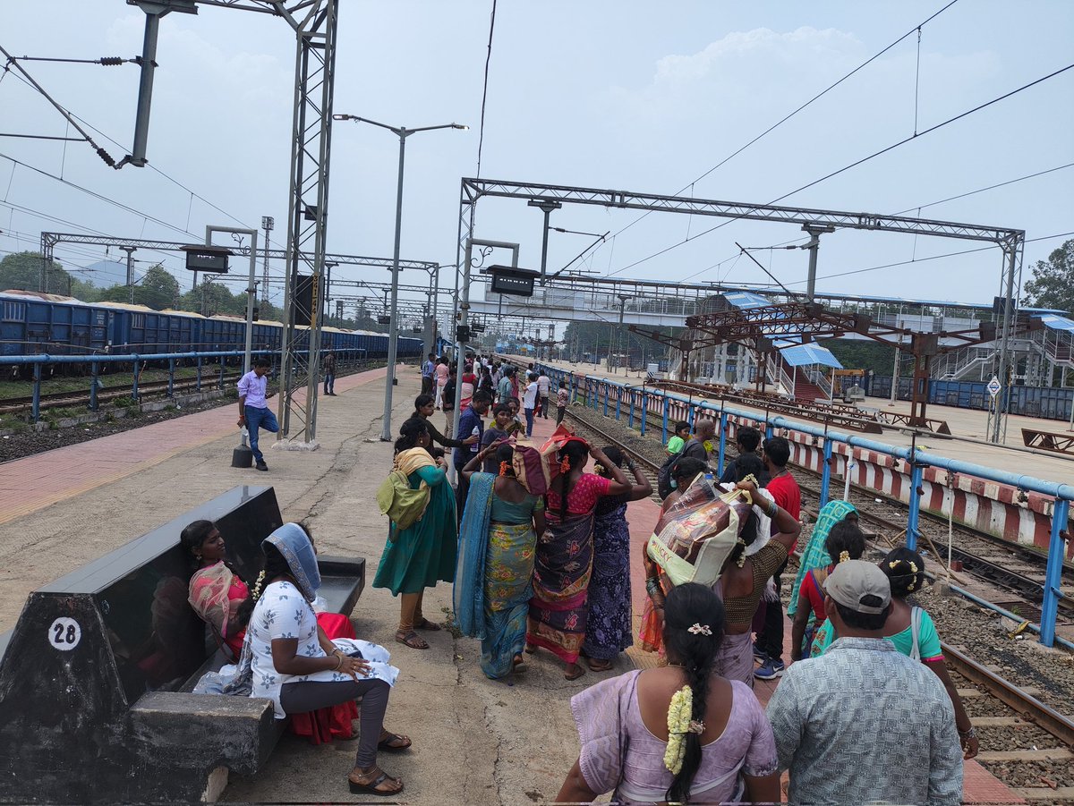 dkdebasishkhada's tweet photo. The public are suffering in the peak summer at about 1 PM while waiting for Samata Exp: 12808 in RGDA Rly station. The authority should tcr of it at least with a temporary shed arrangement.The railway is putting the life of the travellers at stake! @RailMinIndia @AshwiniVaishnaw https://t.co/OehsaAzh6m