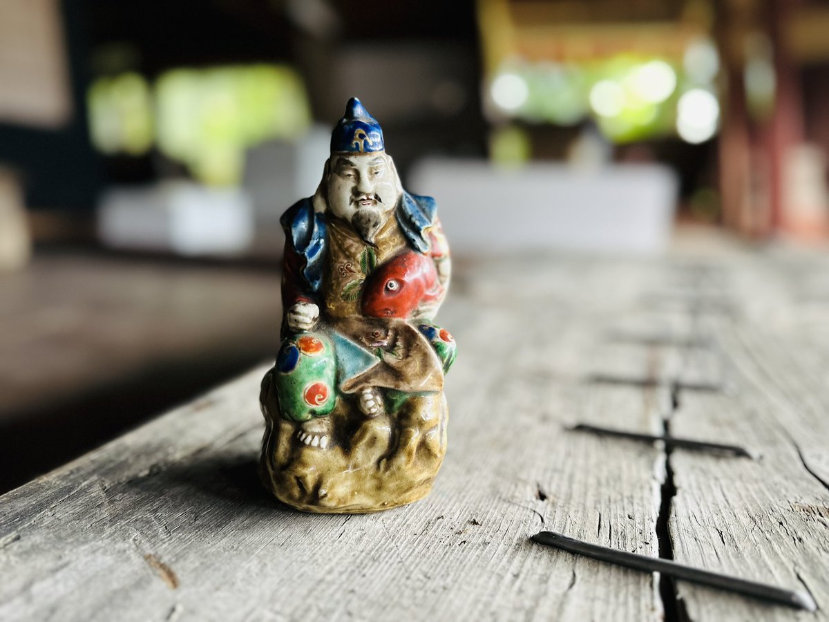 地震で壊れた輪島の蔵から九谷焼きのエビス様が出てきた。遠くから福を運んできてくれる豊穣の神様が眠りから覚めて出てきたと考えることにした。