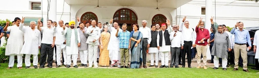 Navneetdani's tweet photo. @Anuradha_Patel9 @dhruv_rathee 4 जून को देश एक साथ इतने सारे प्रधानमंत्री को खो देगा 😄 https://t.co/apl1SSoux9