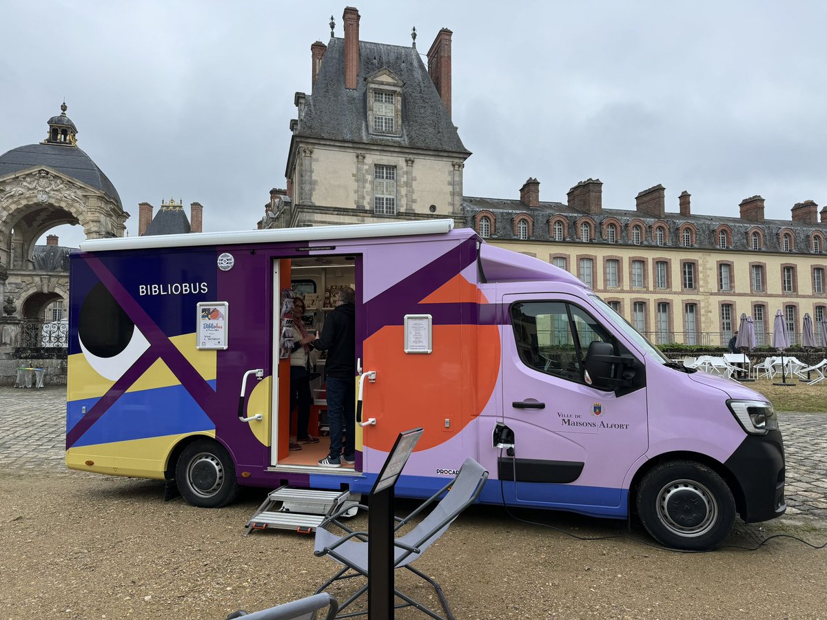 FHA_Festival's tweet image. [EN DIRECT #FHA24] Venez découvrir une sélection d’ouvrages d’histoire de l’art proposée par l’@INHA_Fr et les médiathèques de Maisons-Alfort au sein du bibliobus de la ville, installé pour le festival dans la cour du quartier Henri IV.

@fsimode