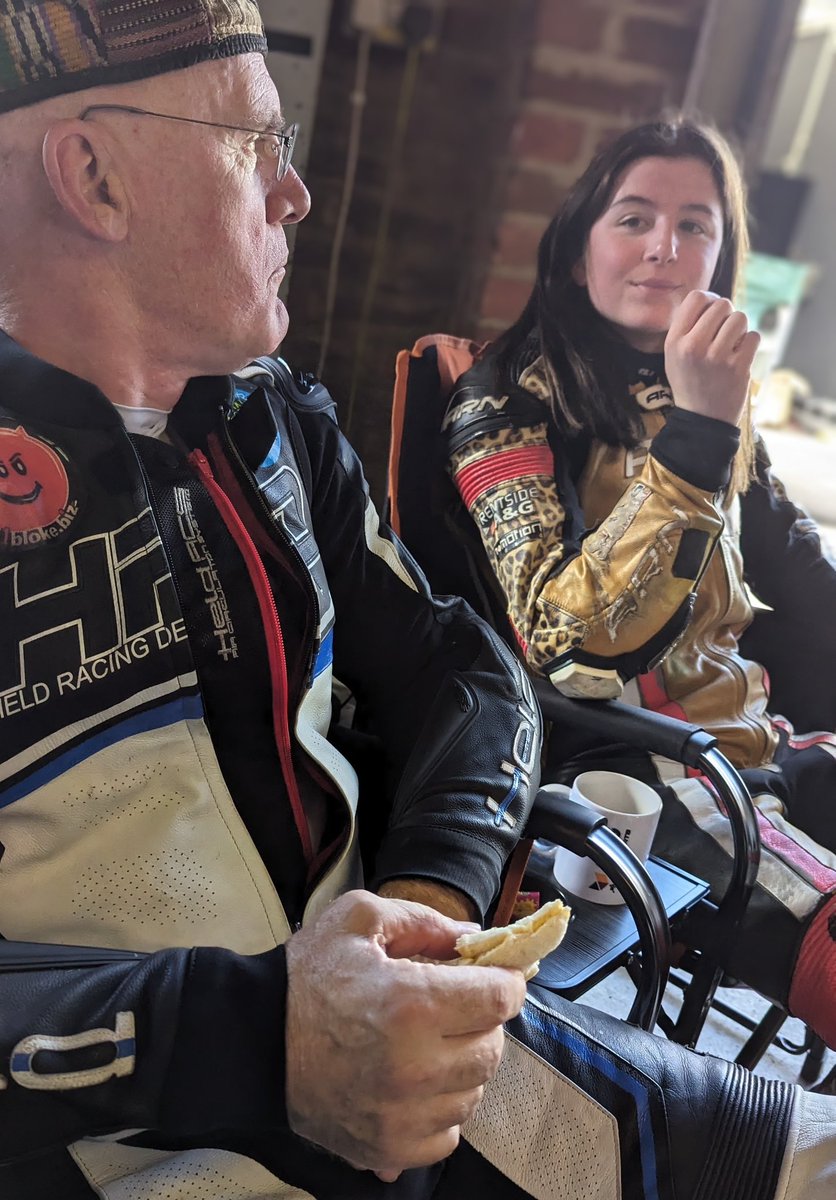 no1bloke's tweet photo. Thanks to my teamate Kelsey for lending me her spare bike for race 2 yesterday - you can watch how much fun it was here: https://t.co/ghJdehTXys #supermono #ktm390 #teamates #racing #funontrack #firstruleofracing #trackaction #motorsport #cmrc @ClassicRacingMC https://t.co/vs8VgJST6w