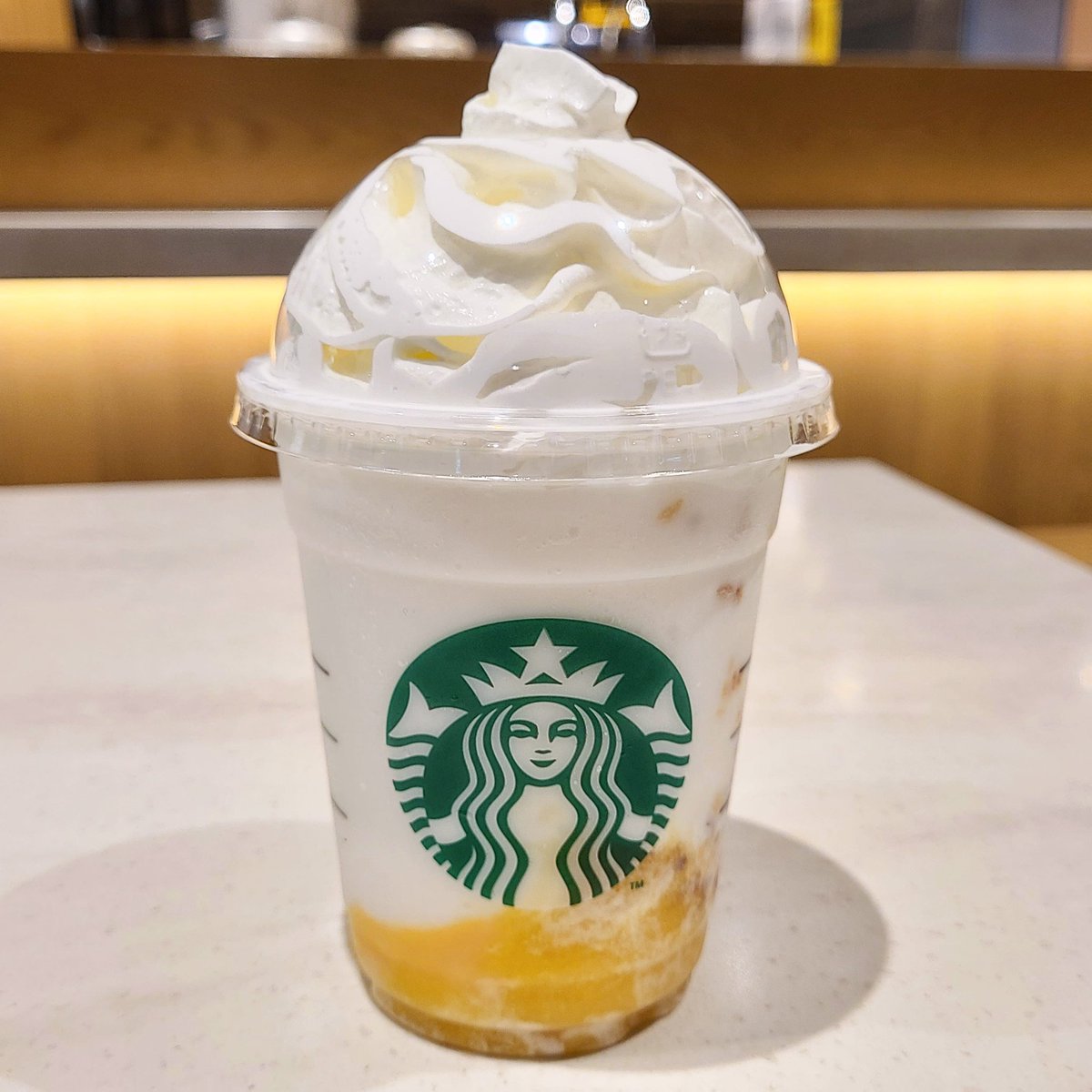 ering_note's tweet photo. 🍓抹茶いちごクリームフラペチーノはメチャクチャ甘かったけど、🍌バナナブリュレフラペチーノはすっきりめで好み😍 シロップ抜き＆キャラメルソース抜き＆生クリーム多め…にカスタム。（だから飛び出てるw）　シロップをチャイシロップにしても美味しそう！！ #スタバ https://t.co/9gj0s1CF9N