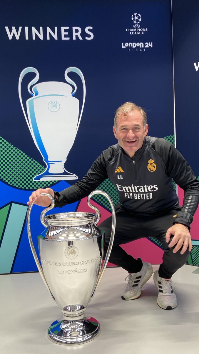 📸 Qué imagen más bonita nos llega desde Wembley 🤩

Uno de los tutores de los cursos 𝗨𝗘𝗙𝗔 𝗚𝗞 𝗔 y 𝗨𝗘𝗙𝗔 𝗚𝗞 𝗕 impartidos en la <a href="/rfef/">RFEF</a>, Luis Llopis (<a href="/atezaincoach/">luis llopis</a>), con la 🏆 <a href="/ChampionsLeague/">UEFA Champions League</a> 

Enhorabuena 👏👏👏

Nos vemos pronto en las aulas‼️

#FormaciónRFEF