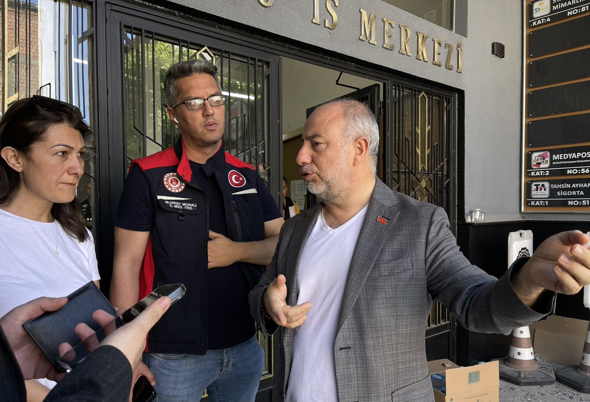 hm_guner's tweet photo. İstanbul Küçükçekmece Kartaltepe Mahallesi'nde henüz belirlenemeyen bir nedenle çöken binada incelemelerde bulunmak üzere ekibimizle birlikte olay yerindeyiz. İstanbul Valiliği’miz koordinasyonuyla çalışmalarımızı sürdürüyoruz. https://t.co/GiiC6g2bNn