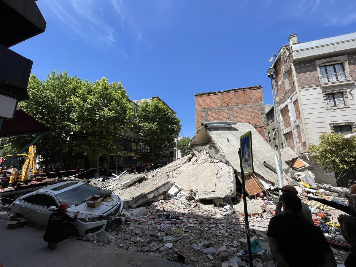 hm_guner's tweet photo. İstanbul Küçükçekmece Kartaltepe Mahallesi'nde henüz belirlenemeyen bir nedenle çöken binada incelemelerde bulunmak üzere ekibimizle birlikte olay yerindeyiz. İstanbul Valiliği’miz koordinasyonuyla çalışmalarımızı sürdürüyoruz. https://t.co/GiiC6g2bNn