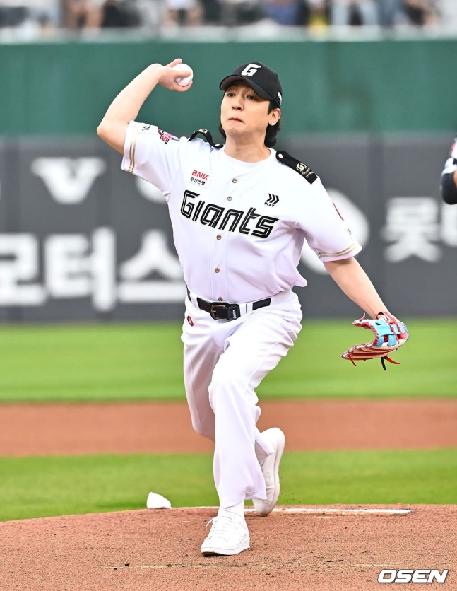 tang__kira's tweet photo. Sungjin (DAY6) melempar first pitch pertandingan Lotte Giants melawan NC Dinos https://t.co/kAYPFytEUn